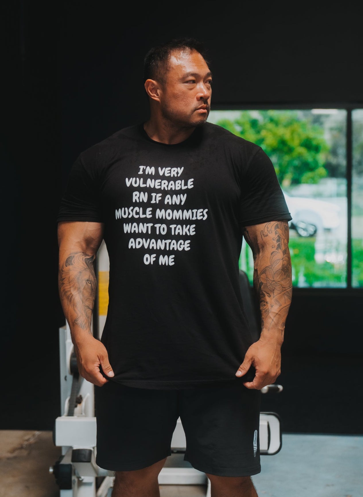 MUSCLE MOMMY TEE
