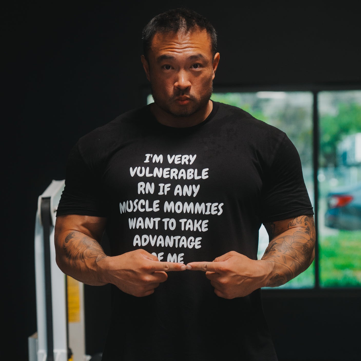MUSCLE MOMMY TEE